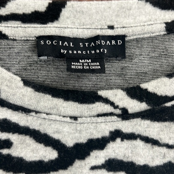 Women’s Social Stamdard zebra print pullover size M - Picture 3 of 6
